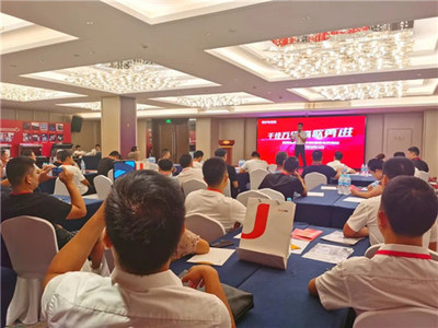 佳歌集成灶八月峰會首站告捷，濟南財富峰會滿帆啟航，引領建材家居新潮流